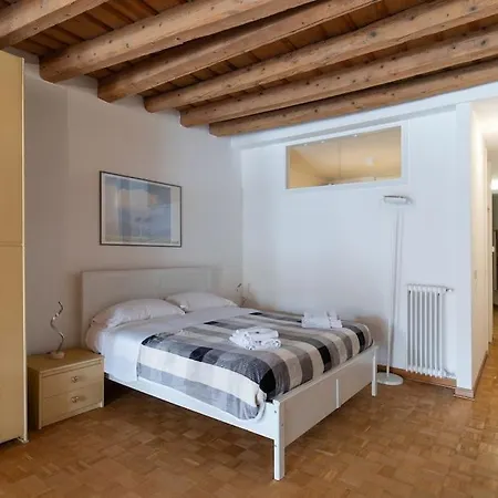 Enjoy - Orologio, Piazza Dei Signori Apartment *